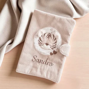 F82C31B0-A588-40C2-8660-A6277C3EB2F9.pngv1758114476 Protège carnet de santé personnalisé