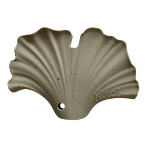 ZANBS2KH1641.jpg Hochet en silicone Gingko – Dusty sage
